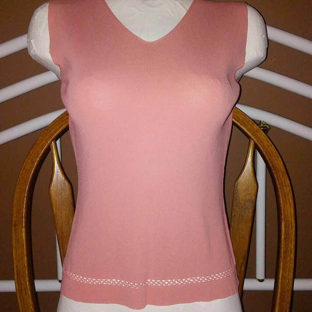 🌺Pretty Coral Sleeveless Shell.🌺