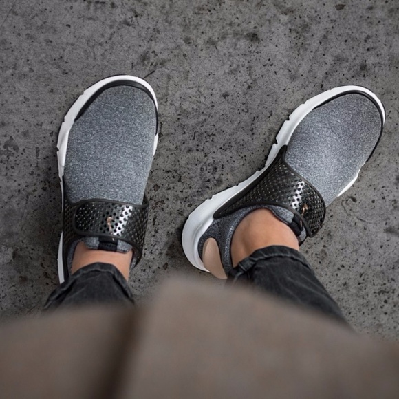 Women's Nike Sock Dart SE (Sz 8) - Picture 2 of 8