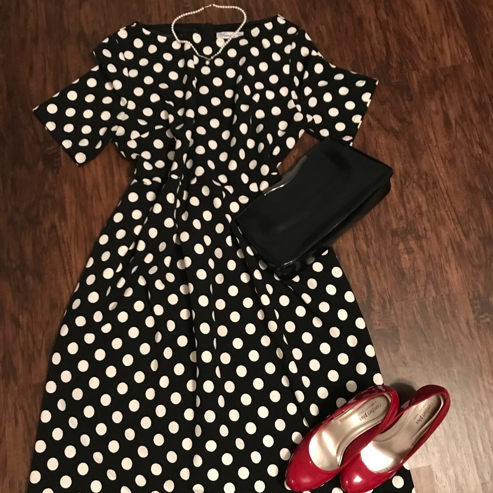 Retro black and white Polk -a-dot dress !!
