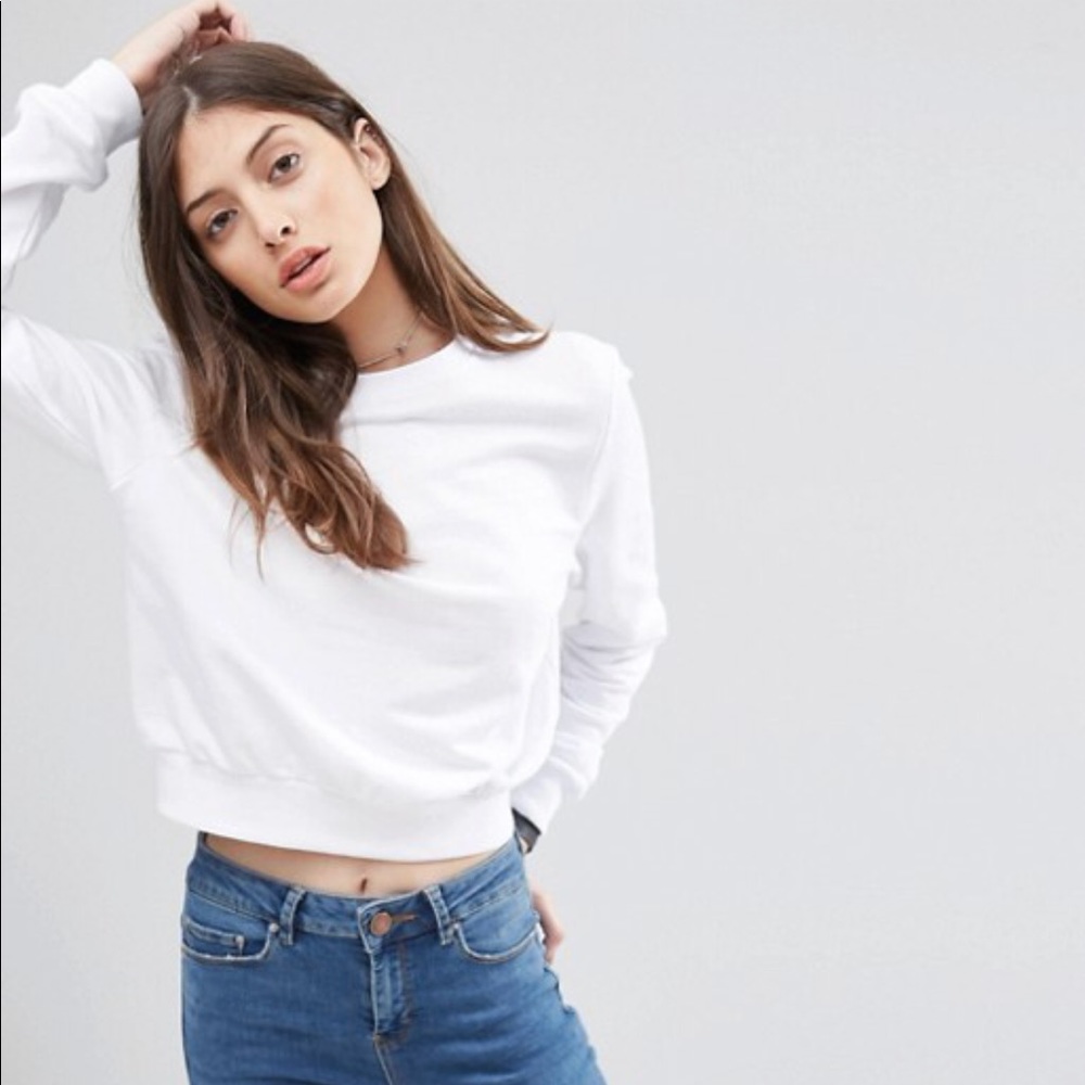 Cropped white sweatshirt
