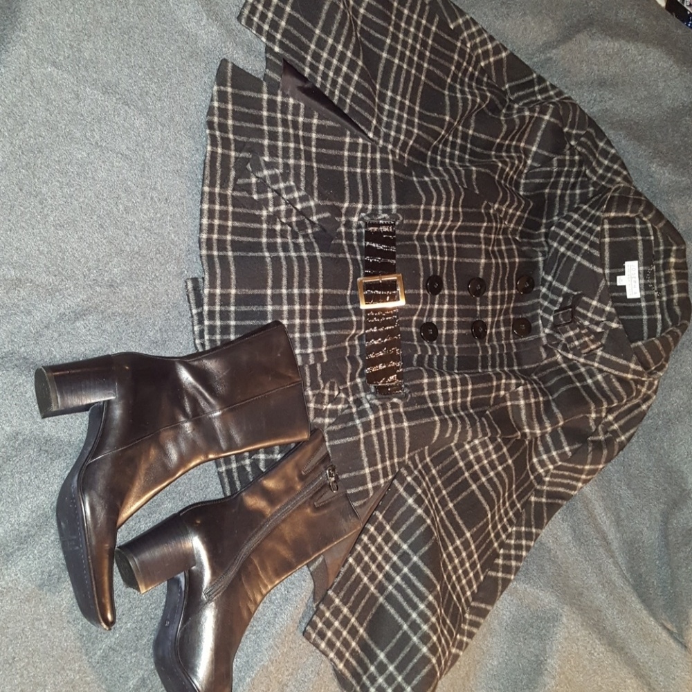 Beautiful sleek heavy wool black and ivory cape.