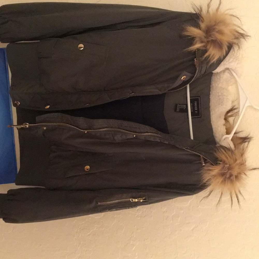 Forever21 puff jacket, worn 2x. retailed for 50$