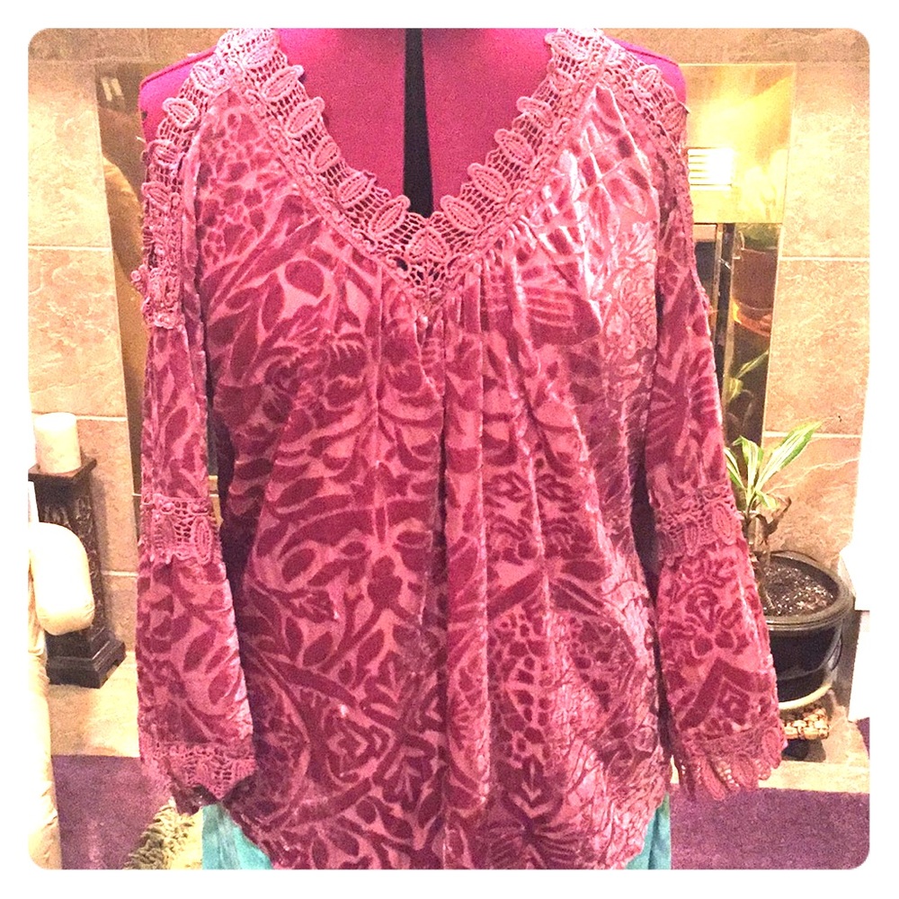 Cold shoulder Burnout velvet over pink shell