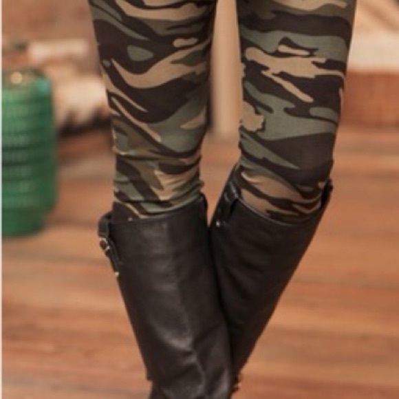 Last One Camo Leggings - Picture 3 of 5