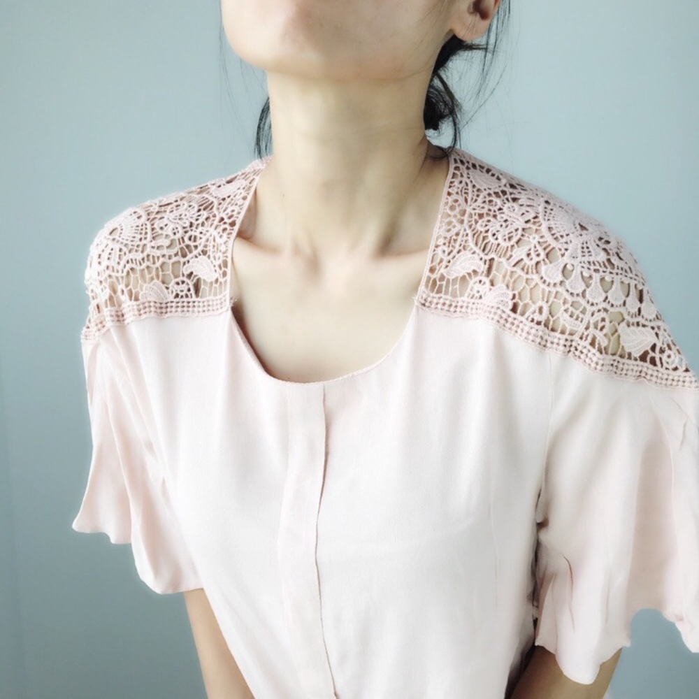 Luxe collection blush crocheted shoulder detailing - Picture 4 of 4