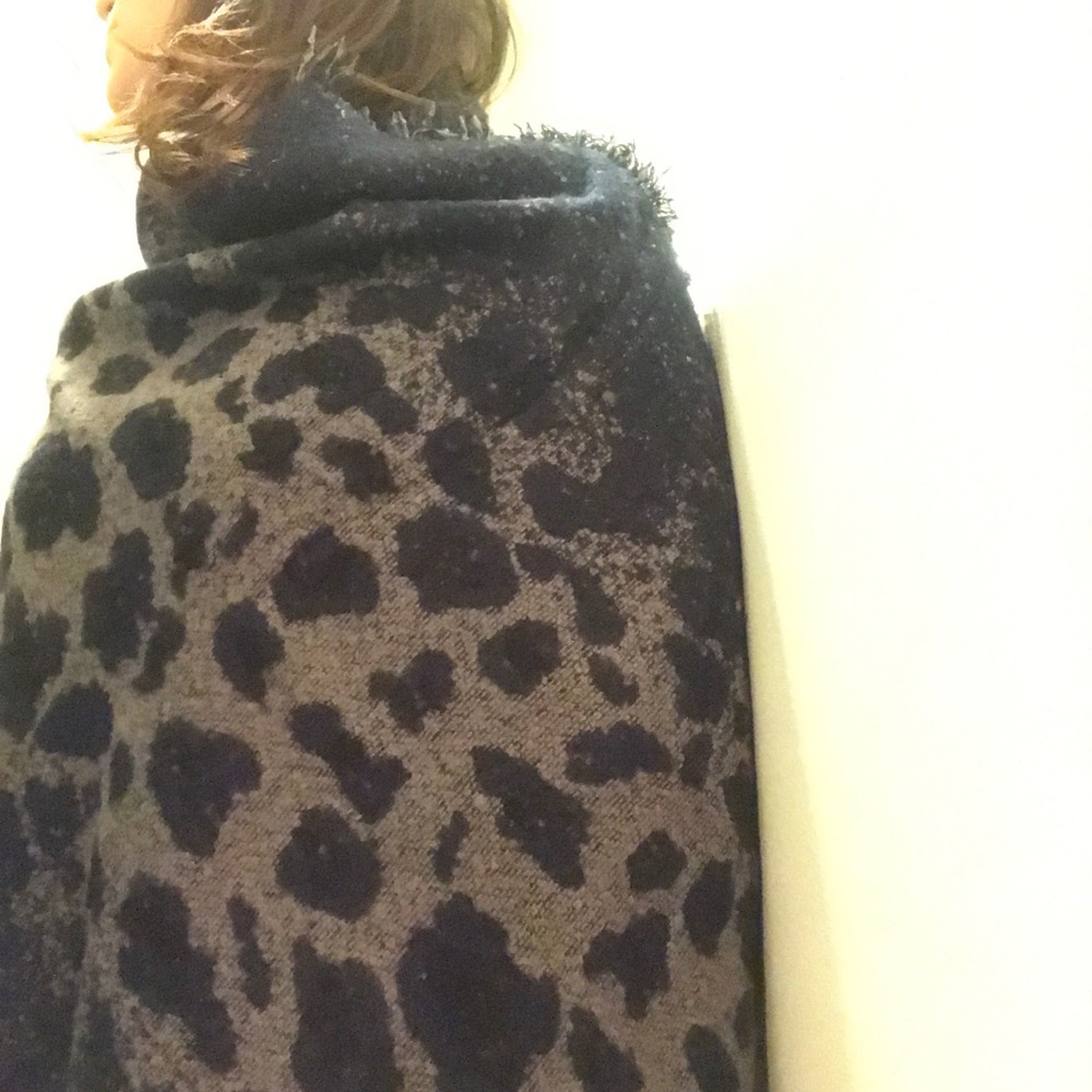 Warm & comfy, large wool/viscose pashmina.
