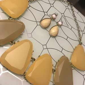 White necklace with a pair of earrings