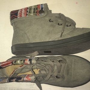 Shoes/ Sneakers