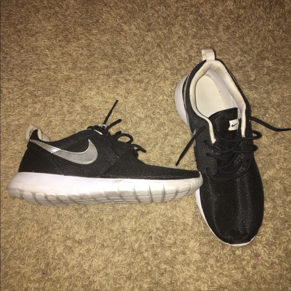 Black Nike Roshies