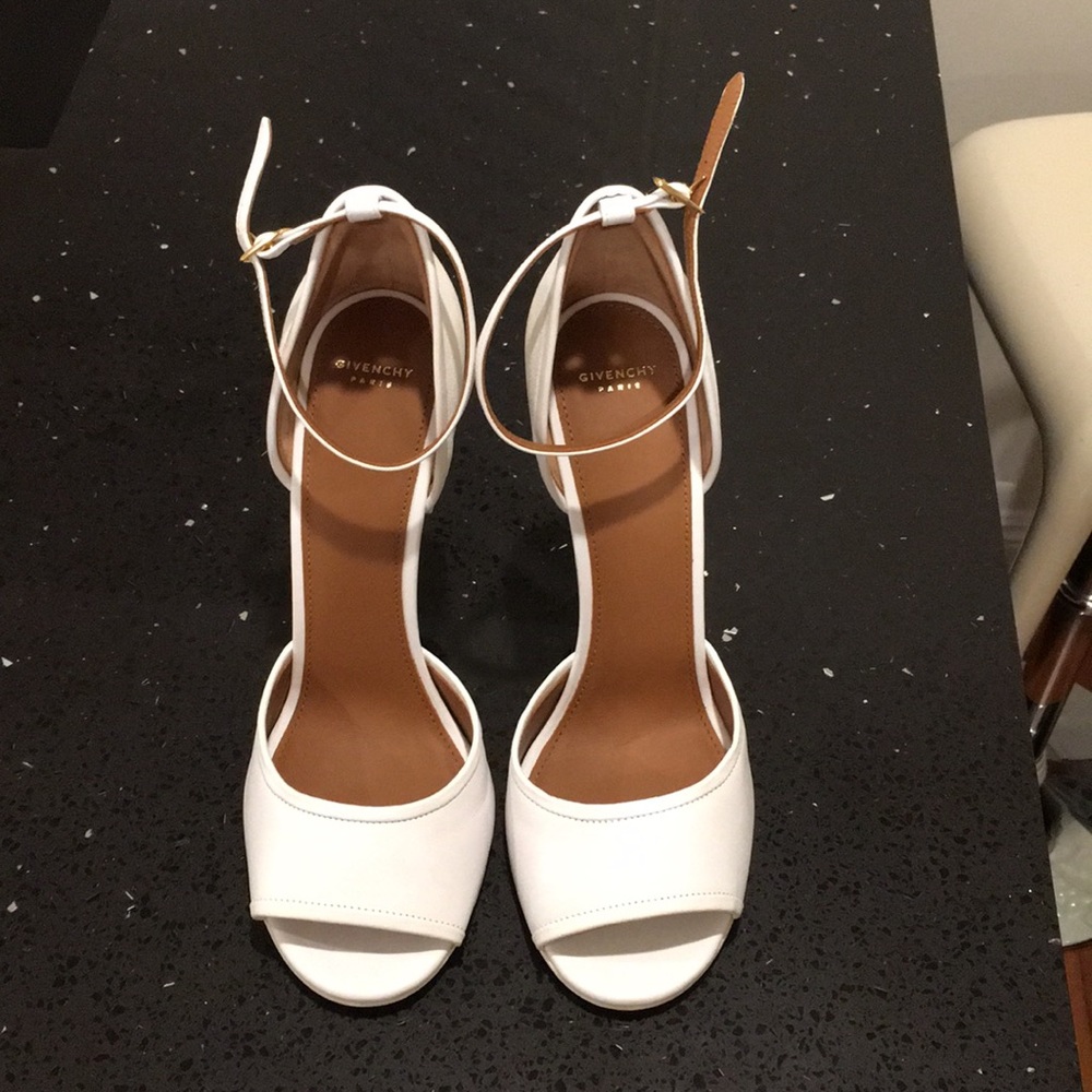 GIVENCHY Matilda Runway White Sandals size 10.5