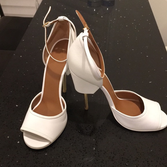 Givenchy Matilda Runway White Sandals Gold Metal HeelSize 40  GIVENCHY Matilda Runway White Sandals size 10.5