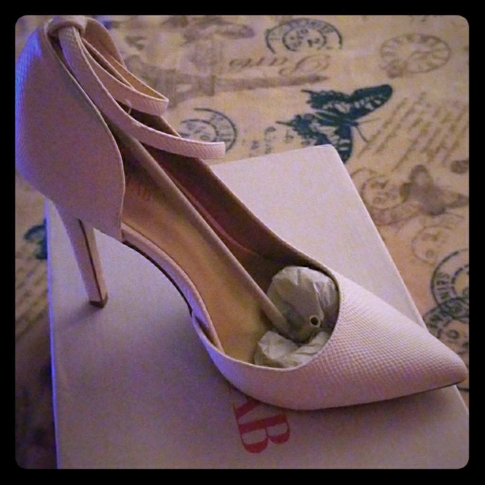 Lockette heels