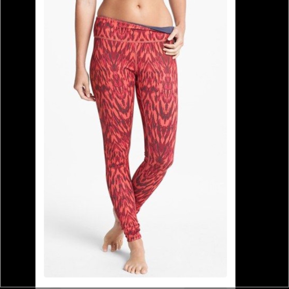 Zella live in leggings reversible charcoal and red