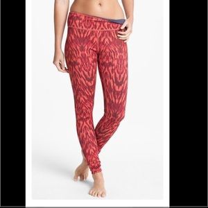 Zella live in leggings reversible charcoal and red