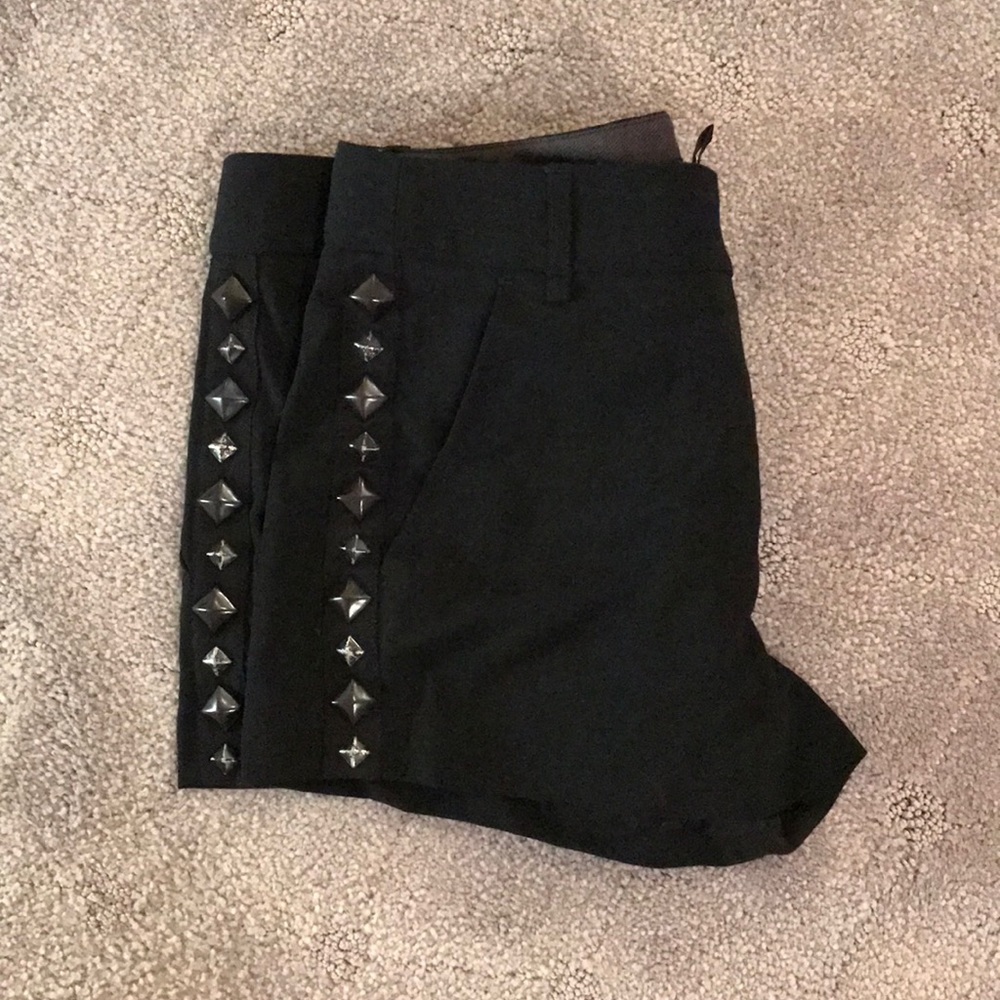 BCBG MAXAZRIA BLACK DRESS SHORTS