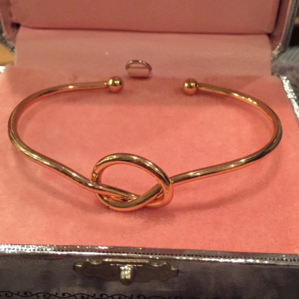 Gold knot bracelet
