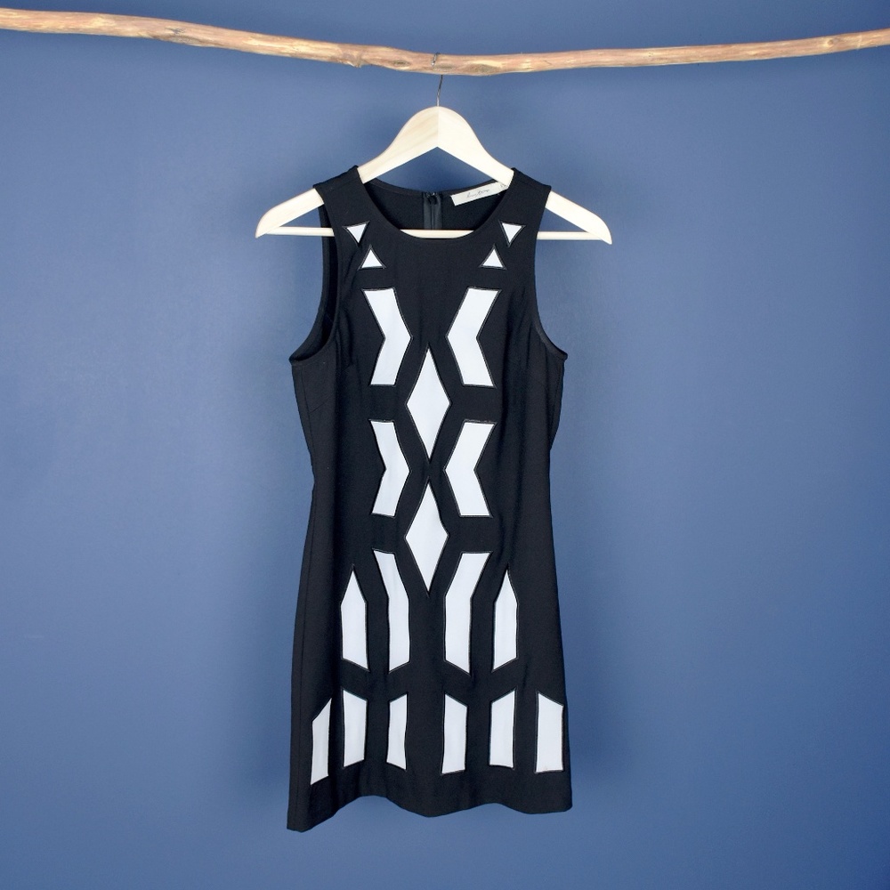 Luster Geometric Pattern Black/White Min Sz Small