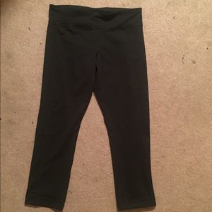 Under Armour fitted capris