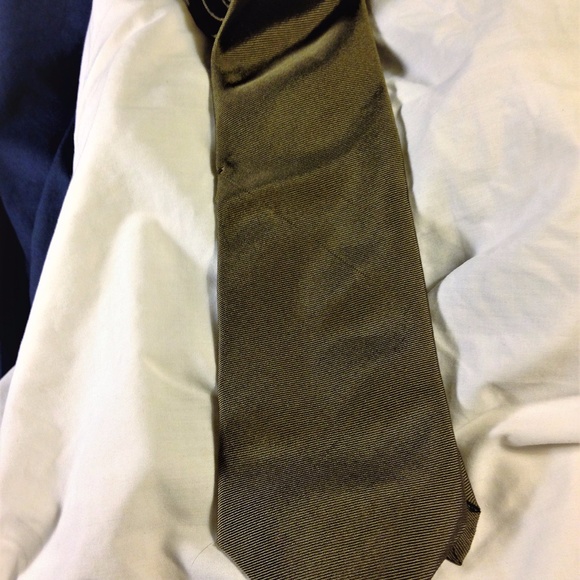 Claybrooke Handmade 100% Silk Solid Olive Necktie - Picture 4 of 4