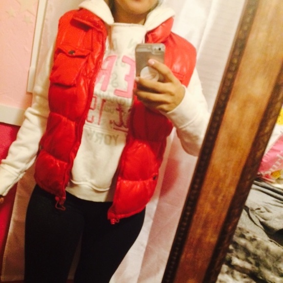 Red vest - Picture 1 of 2