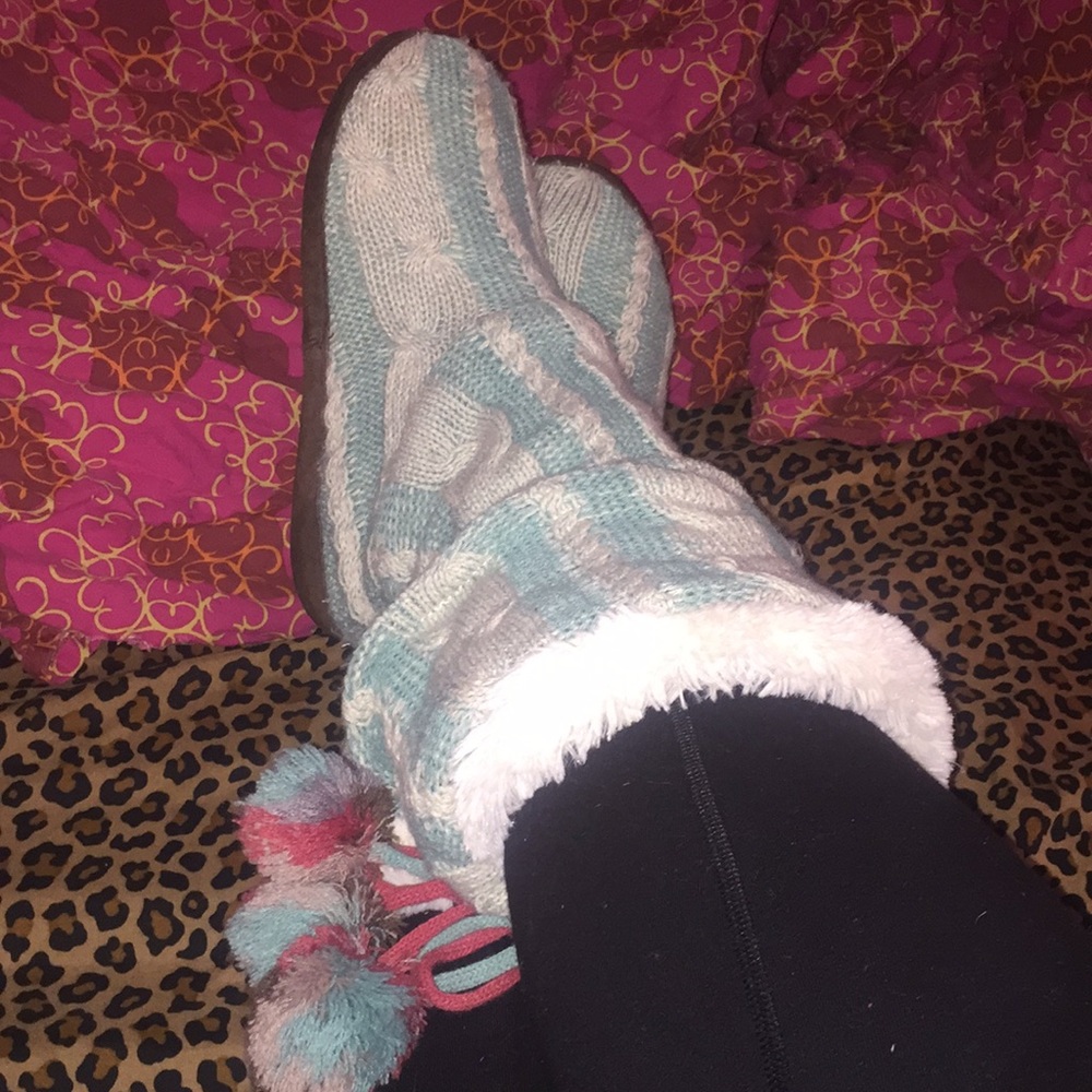 Adorable comfy knot slipper booties with pom-poms