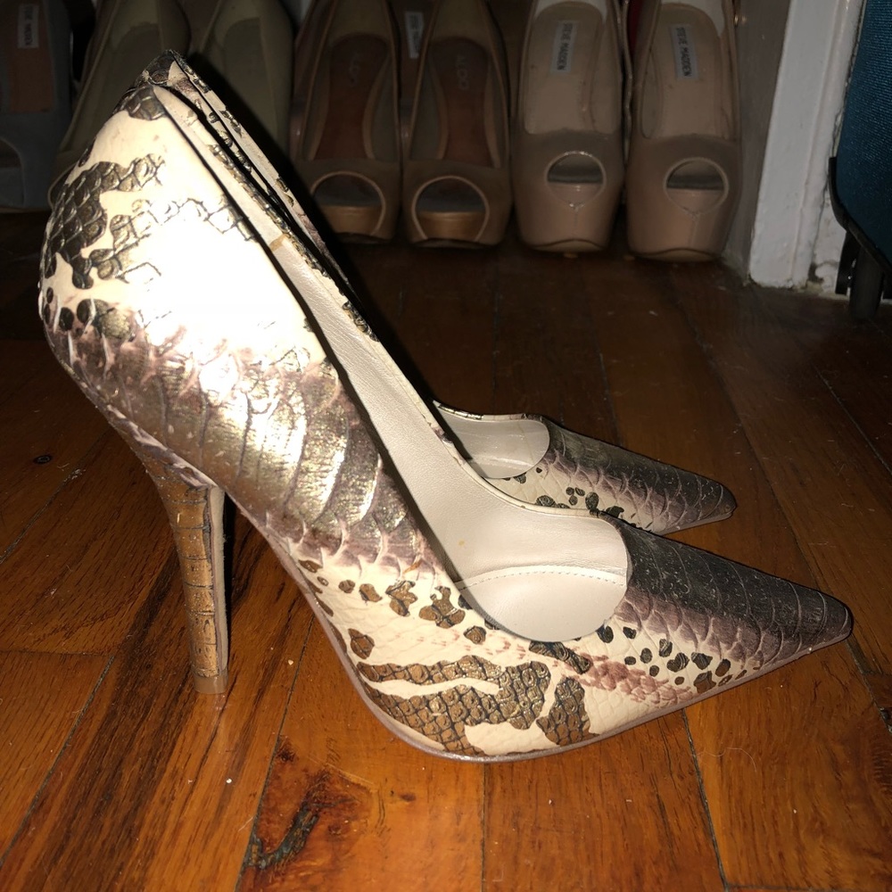 NEVER BEEN WORN Aldo Cream Gold Ariane Pump