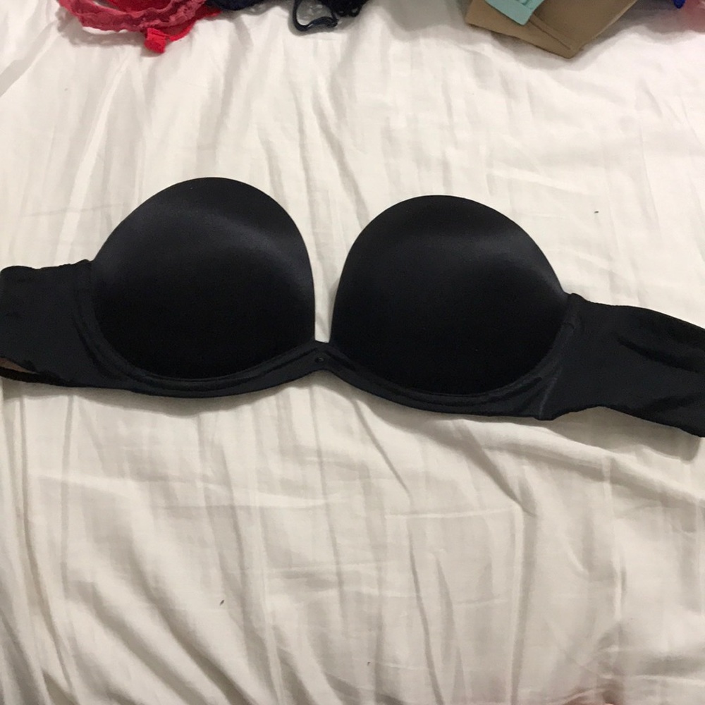 Black strapless bra