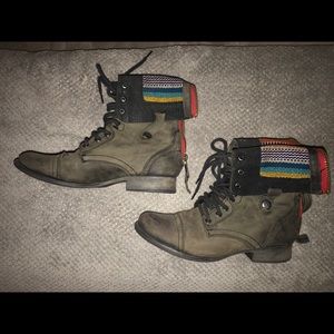 ***Steve Madden Chevie Combat Boots***