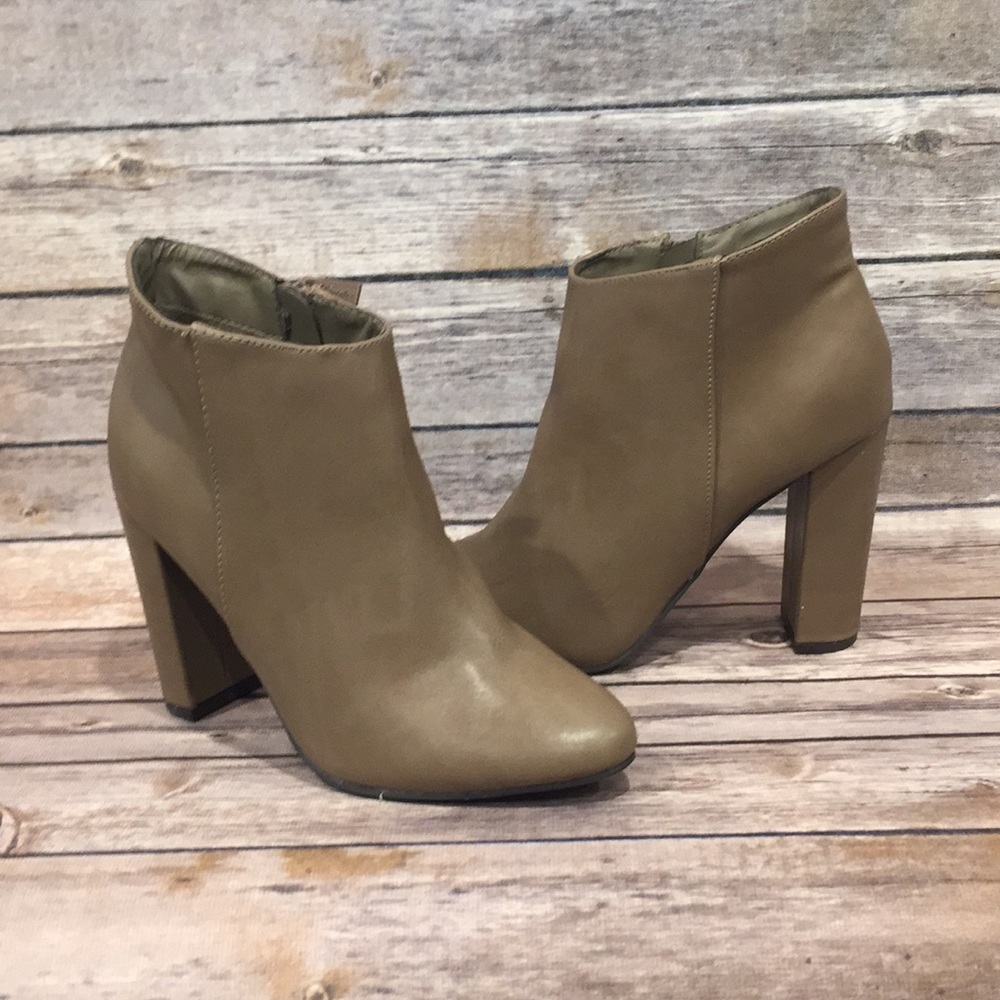 NIB Breckelle’s Lisa-11 Ankle Boot