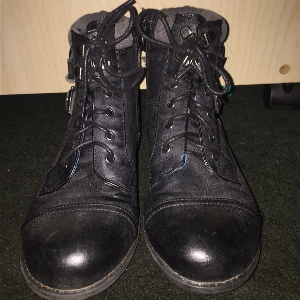 Guess Black ankle boots with zipper on side