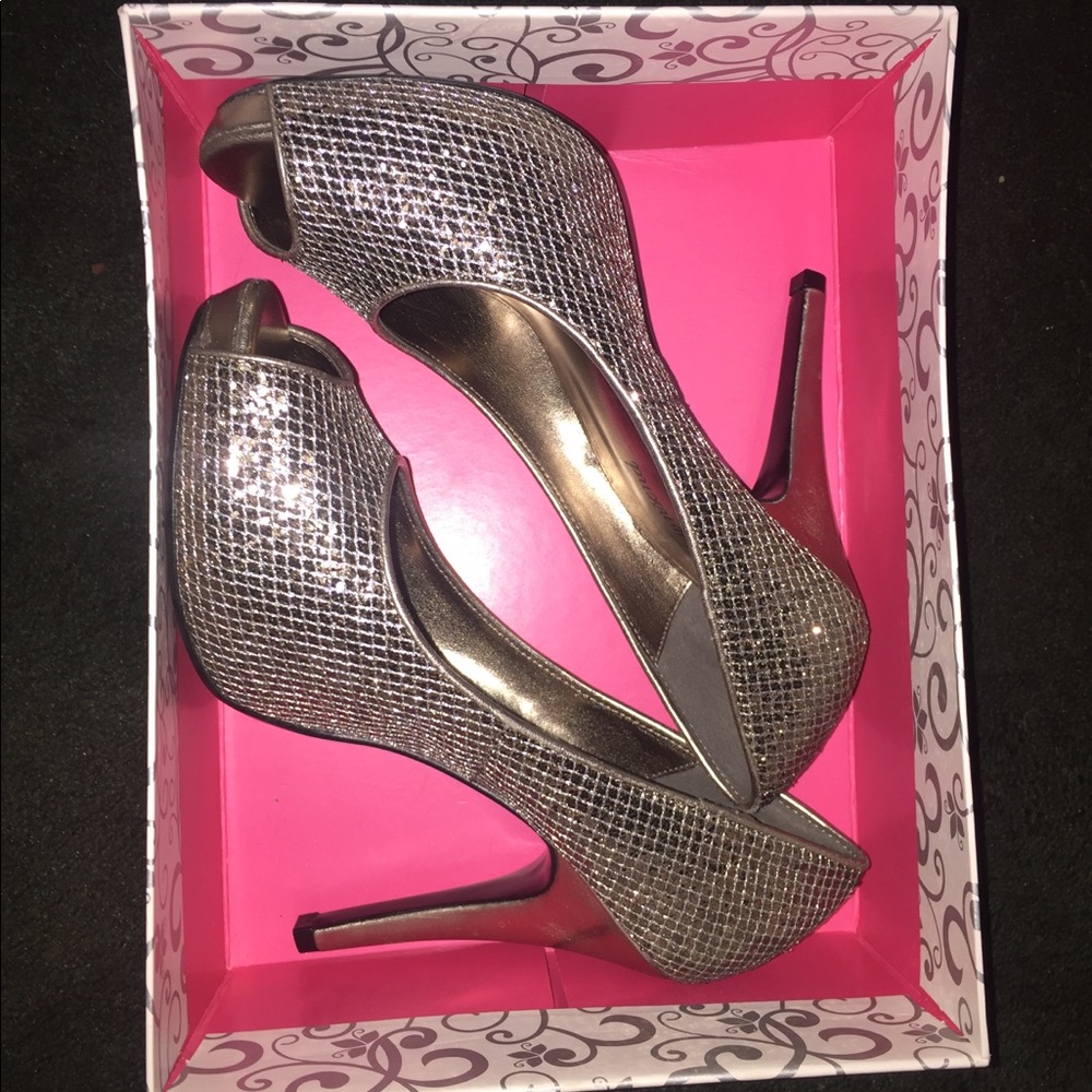 🍭NEW, NEVER BEEN WORN HEELS🍭