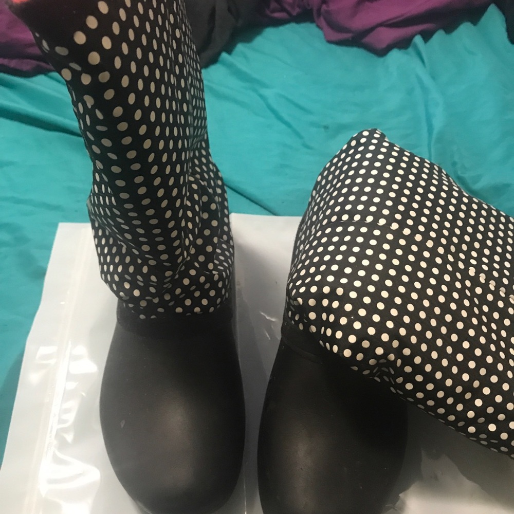 A size 8 crocs boots