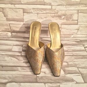 NINE WEST gold heels. @katherineasb