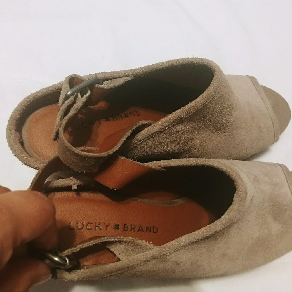 💟Sold💟Lucky Brand  Size 8M Open Toe Suede Wedge - Picture 4 of 5