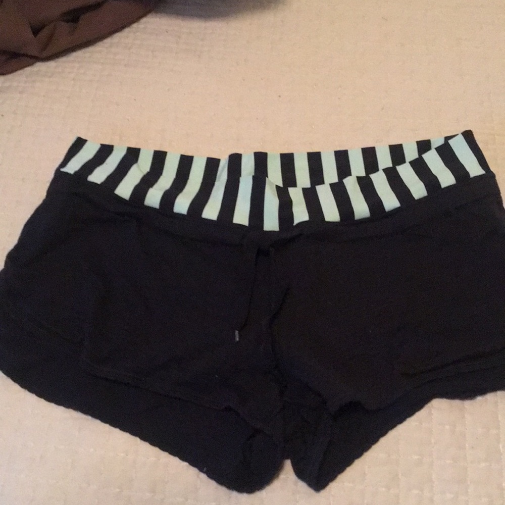 Lulu hot yoga shorts lined size 6