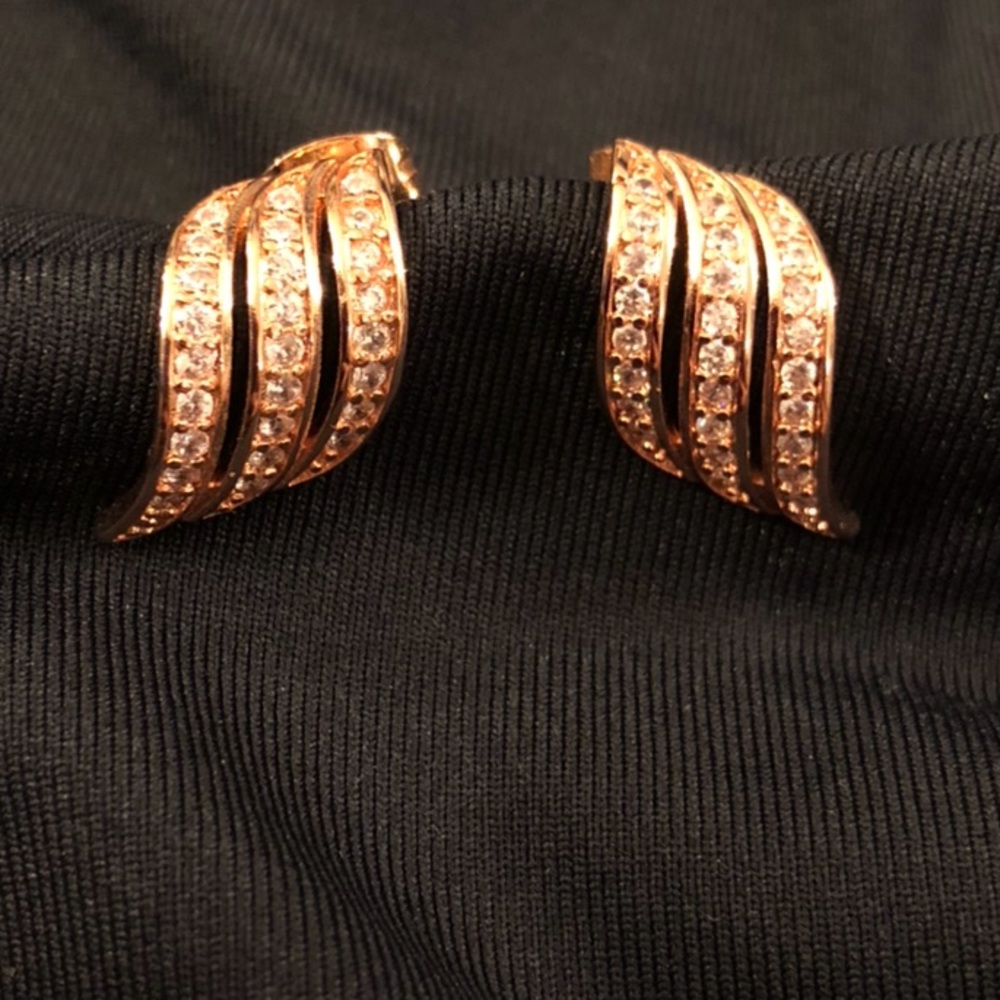 ✨🆕 Rose gold CZ angel wings stud earrings✨💖 - Picture 5 of 7