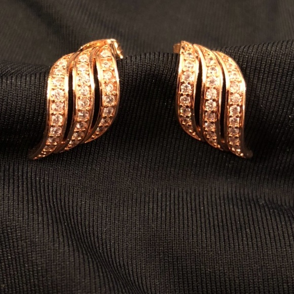 ✨🆕 Rose gold CZ angel wings stud earrings✨💖 - Picture 5 of 7