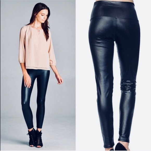 L/XL High waisted booty pop faux leather leggings - Picture 2 of 4