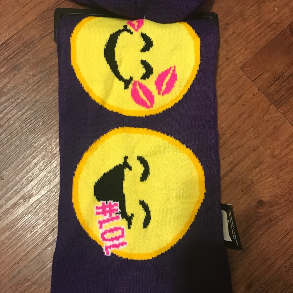 NWT Emoji Scarf, hat & gloves gift set