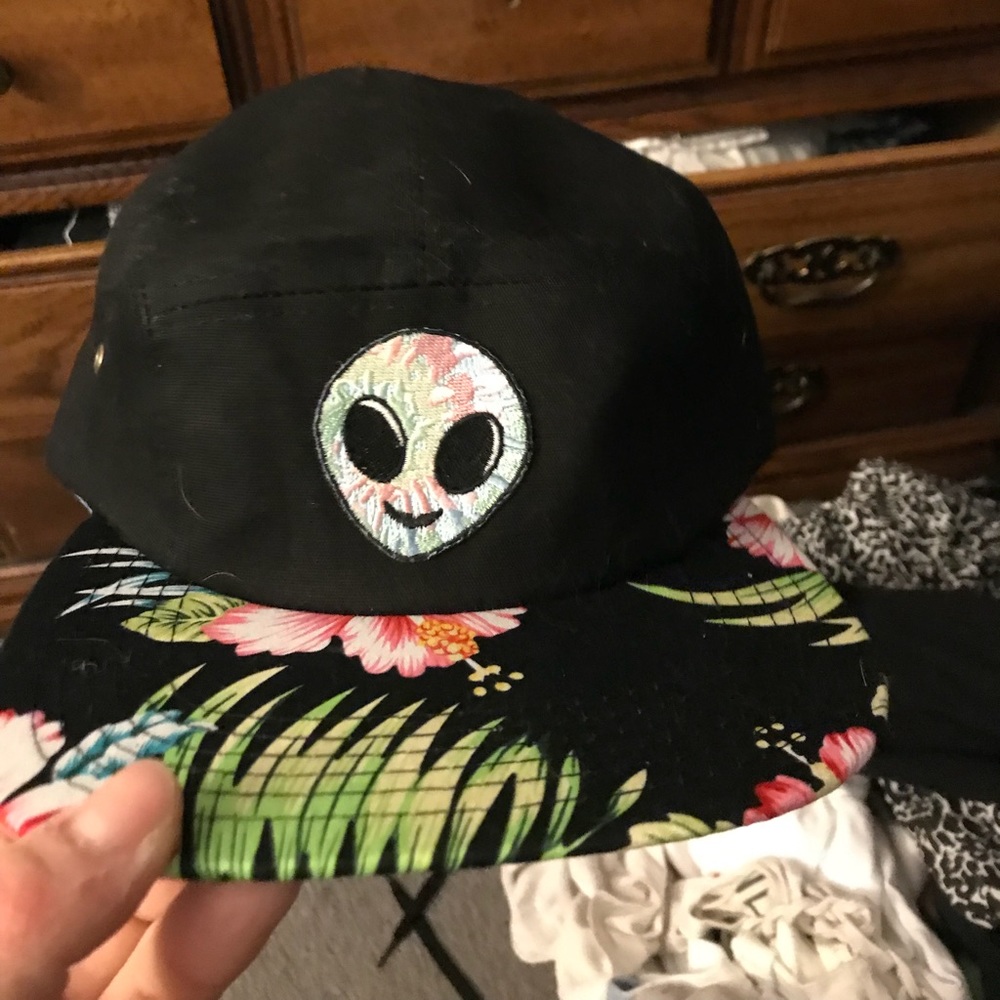 Tropical black 5 panel skater hat w alien patch