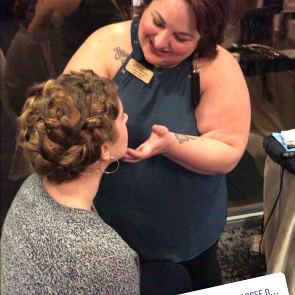 Meet your Posher Laura! - Picture 4 of 5