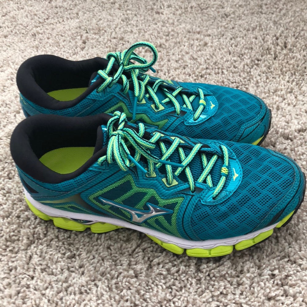 MIZUNO running shoe