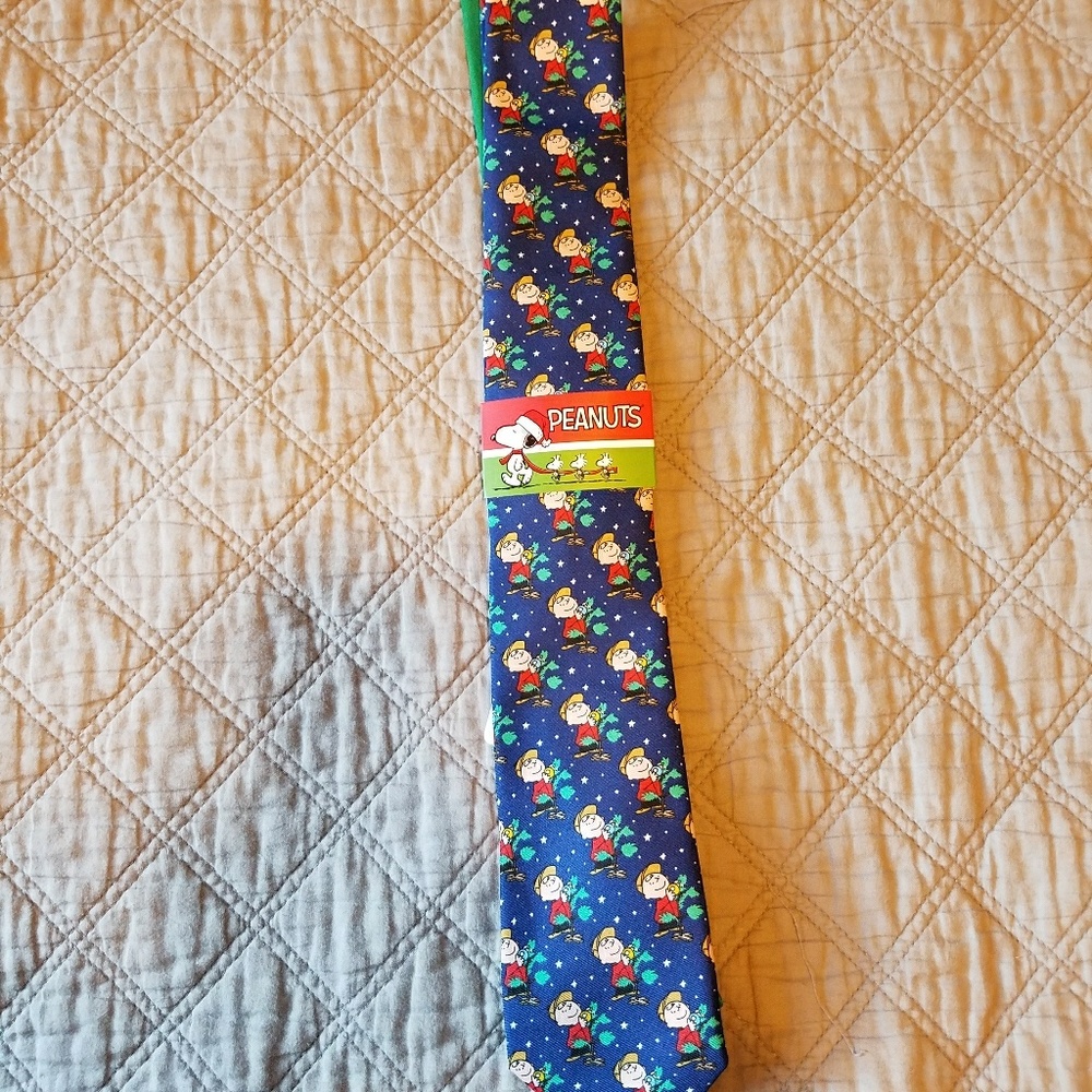 Peanuts Charlie Brown Christmas Xmas Tie Neck