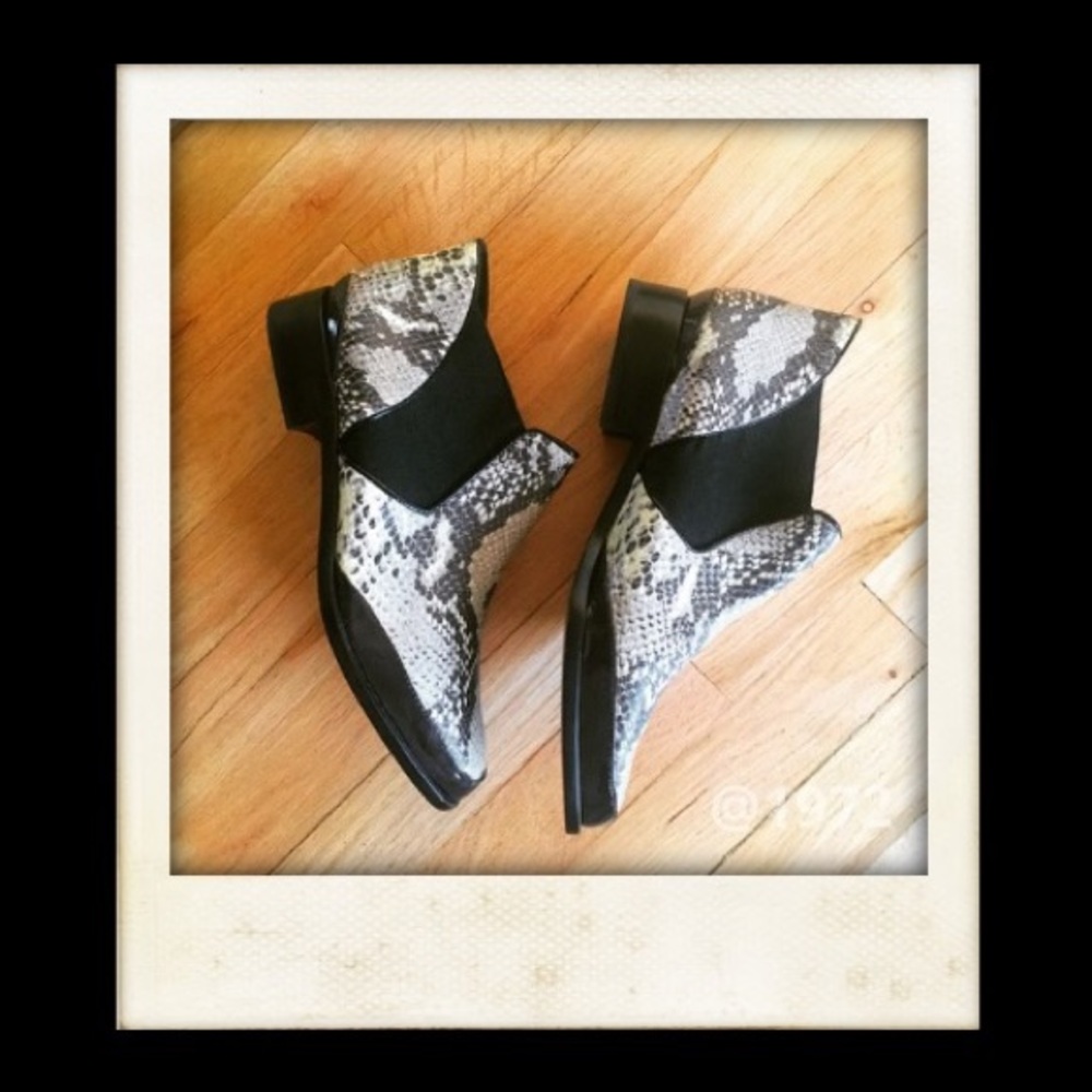 Pour La Victoria Women's Ankle Booties