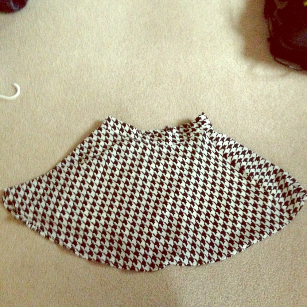 Black and white flare above knee skirt.
