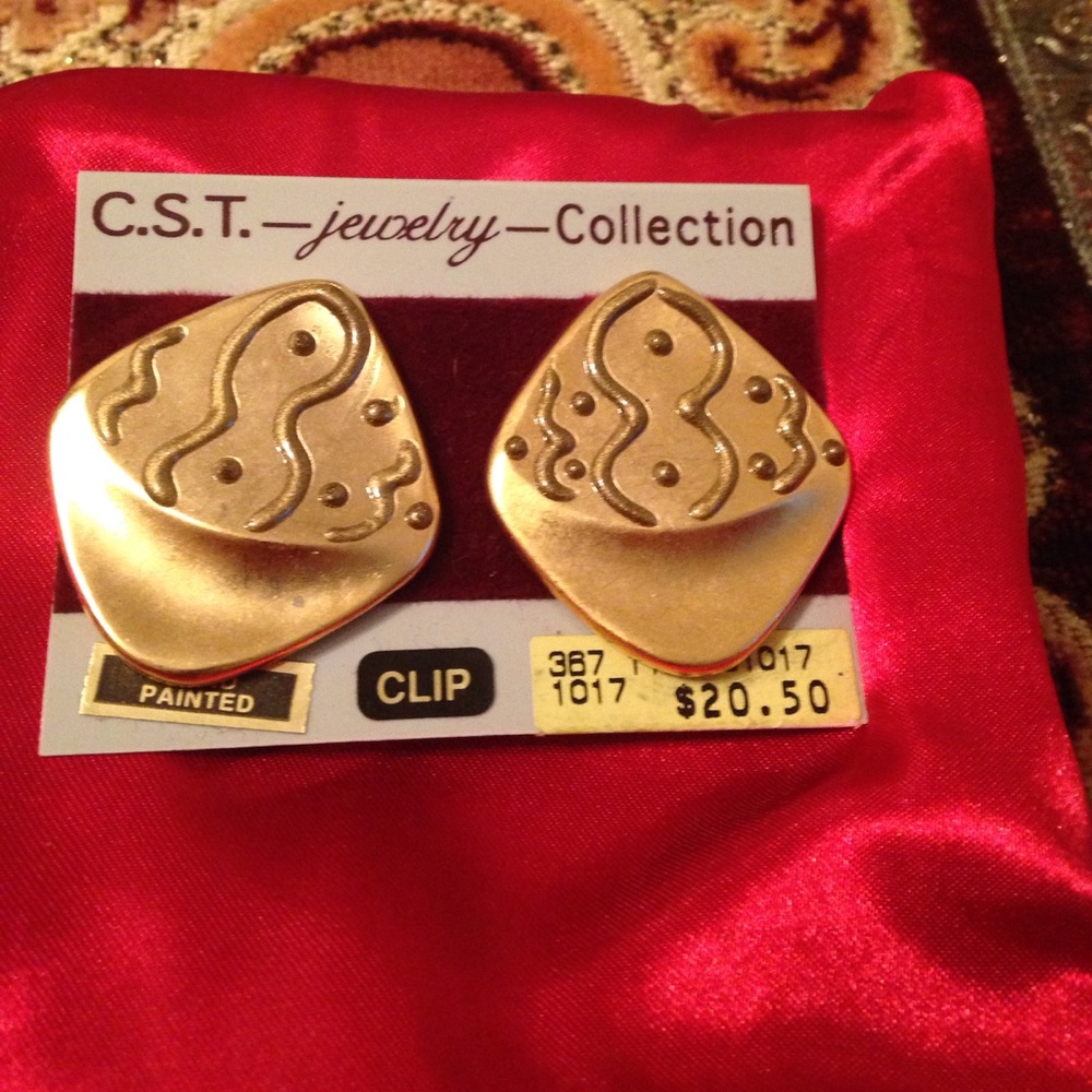 C.S.T. Clip on earrings gold design