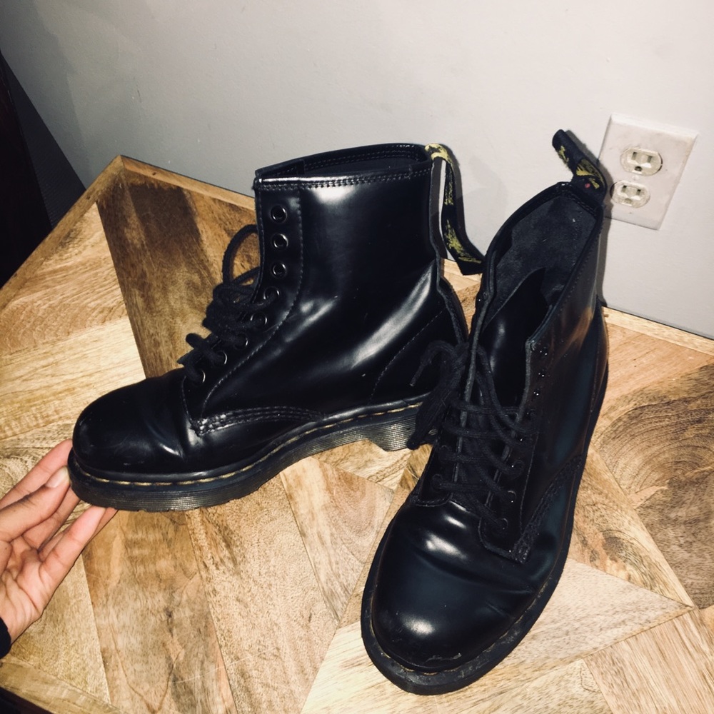 DR. MARTENS (PRICE IS NEGOTIABLE)