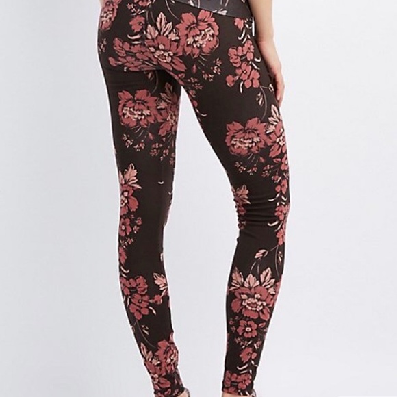 ✳️ HOST PICK ✳️ BLACK FLORAL LEGGINGS - Picture 2 of 2