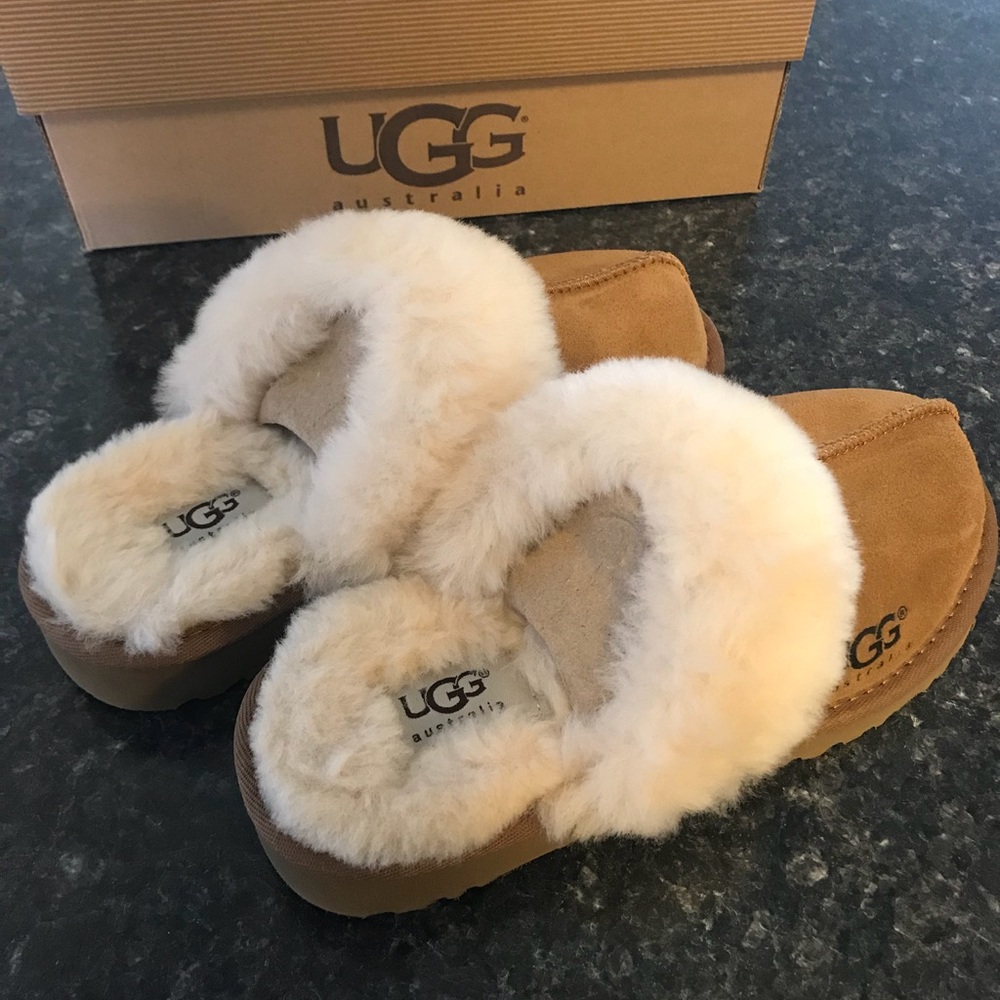 Girl’s UGG Cozy Scuff chestnut slipper size 1