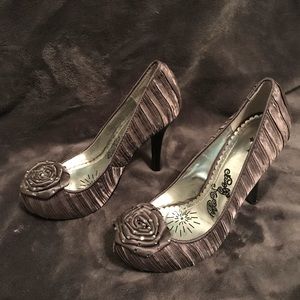 Naughty Monkey Gray Heels size 7.5